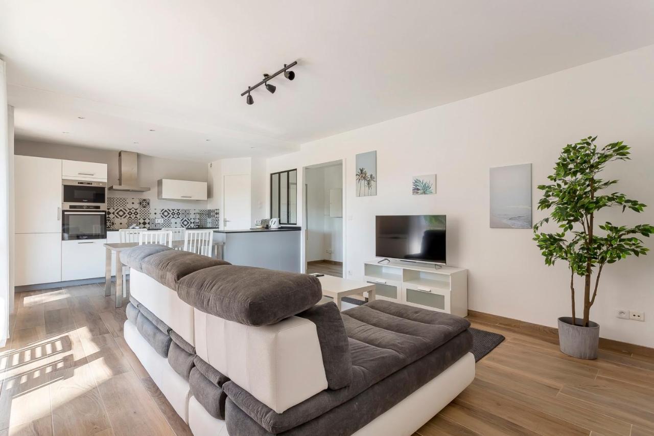 Suite Granges En Rez-De-Jardin Pour 4 Voyageurs Lyon Exterior photo